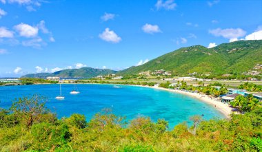 Aziz THOMAS, USVI - 2 Şubat 2023: Turizm St. Thomas 'ın büyük bir sanayisidir. Covid kısıtlamalarının iyileşmesi eski seviyelere turizme devam ediyor.