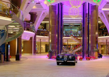 MIAMI, FLORIDA - 18 Aralık 2022: Kraliyet Karayipleri 25 'ten fazla gemi işletiyor ve Ünlüler Gemi Hattı' nın sahibi