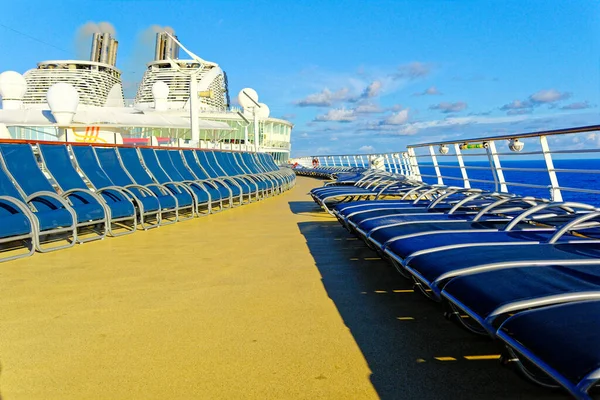 Liegestühle Reihen Sich Deck Des Schiffes — Stockfoto
