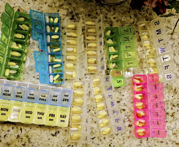 Tägliche Pillboxen Mit Medikamenten Und Nahrungsergänzungsmitteln — Stockfoto