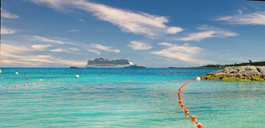 COCOCOCAY, BAHAMAS - 10 Şubat 2023: CocoCay, sadece Royal Caribbean Group tarafından turizm için kullanılan Böğürtlen adalarından biridir..