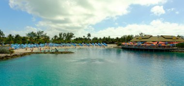 COCOCOCAY, BAHAMAS - 10 Şubat 2023: CocoCay, sadece Royal Caribbean Group tarafından turizm için kullanılan Böğürtlen adalarından biridir..