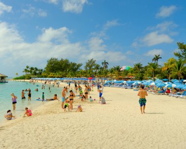 COCOCOCAY, BAHAMAS - 10 Şubat 2023: CocoCay, sadece Royal Caribbean Group tarafından turizm için kullanılan Böğürtlen adalarından biridir..