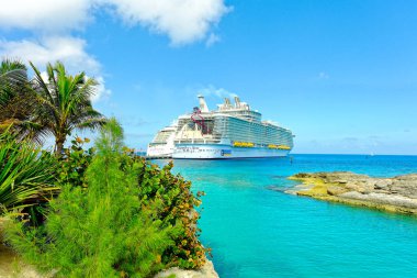 COCOCOCAY, BAHAMAS - 10 Şubat 2023: CocoCay, sadece Royal Caribbean Group tarafından turizm için kullanılan Böğürtlen adalarından biridir..