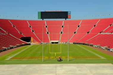 LOS ANGELES - 20 Nisan 2023: Los Angeles Memorial Coliseum, Exposition Park Mahallesi, 1. Dünya Savaşı gazilerinin anısına 1921 yılında hizmete girdi..
