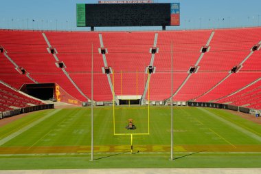 LOS ANGELES - 20 Nisan 2023: Los Angeles Memorial Coliseum, Exposition Park Mahallesi, 1. Dünya Savaşı gazilerinin anısına 1921 yılında hizmete girdi..