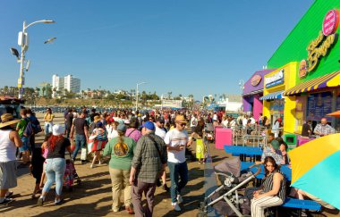 LOS ANGELES - 20 Nisan 2023 Santa Monica İskelesi bir lunapark, büfeler, manzaralar ve balıkçılık içeriyor. Rıhtım Santa Monica Dağları Ulusal Eğlence Bölgesi 'nin bir parçasıdır..
