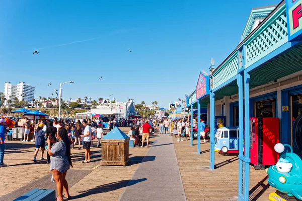 洛杉矶 2023年4月20日 圣莫妮卡码头 Santa Monica Pier 设有游乐场 特许摊位 观景和钓鱼场 该码头是圣莫尼卡山脉国家娱乐区的一部分 — 图库照片