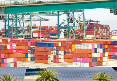 LOS ANGELES, CALIFORNIA - 22 Nisan 2023 Los Angeles Limanı Los Angeles şehir merkezinin 20 mil güneyinde San Pedro Körfezi 'ndeki 43 mil boyunca 7500 dönümlük bir alanı işgal etmektedir..
