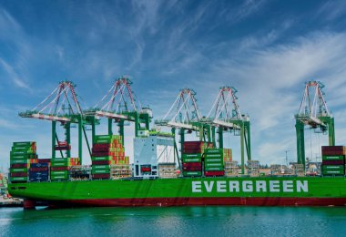 LOS ANGELES, CALIFORNIA - 22 Nisan 2023 Los Angeles Limanı Los Angeles şehir merkezinin 20 mil güneyinde San Pedro Körfezi 'ndeki 43 mil boyunca 7500 dönümlük bir alanı işgal etmektedir..