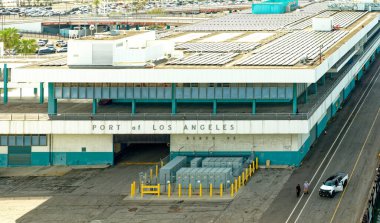 LOS ANGELES, CALIFORNIA - 22 Nisan 2023 Los Angeles Limanı Los Angeles şehir merkezinin 20 mil güneyinde San Pedro Körfezi 'ndeki 43 mil boyunca 7500 dönümlük bir alanı işgal etmektedir..
