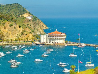 AVALON, CALIFORNIA - 17 Kasım 2019: Avalon, Los Angeles açıklarındaki Kanal Adaları 'nda Santa Catalina Adası' nda turizm odaklı işletmelerin hakim olduğu bir tatil beldesi..