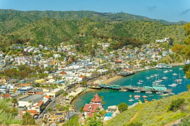 AVALON, CALIFORNIA - 17 Kasım 2019: Avalon, Los Angeles açıklarındaki Kanal Adaları 'nda Santa Catalina Adası' nda turizm odaklı işletmelerin hakim olduğu bir tatil beldesi..