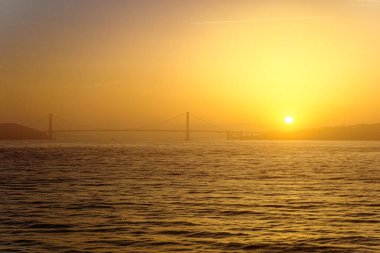 SAN FRANCISCO, CALIFORNIA - 24 Nisan 2023: The Golden Gate Bridge Frommers seyahat rehberinde muhtemelen dünyanın en güzel, kesinlikle en çok fotoğraflanmış köprüsü olarak tanımlanmıştır.