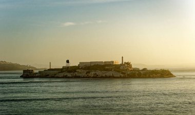 SAN FRANCISCO, CALIFORNIA - 25 Nisan 2023: Alcatraz maksimum güvenlikli bir federal hapishaneydi. 1850 'lerden beri bir kalenin bulunduğu hapishane, 1910' da bir Amerikan askeri hapishanesi olarak inşa edildi..