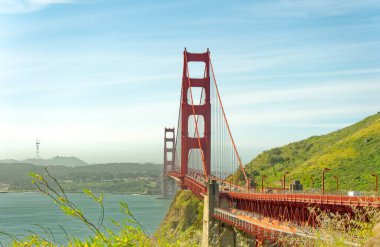 SAN FRANCISCO, CALIFORNIA - 24 Nisan 2023: The Golden Gate Bridge Frommers seyahat rehberinde muhtemelen dünyanın en güzel, kesinlikle en çok fotoğraflanmış köprüsü olarak tanımlanmıştır.