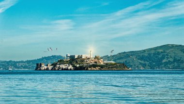 SAN FRANCISCO, CALIFORNIA - 25 Nisan 2023: Alcatraz maksimum güvenlikli bir federal hapishaneydi. 1850 'lerden beri bir kalenin bulunduğu hapishane, 1910' da bir Amerikan askeri hapishanesi olarak inşa edildi..