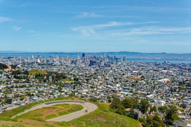 SAN FRANCISCO, CALIFORNIA - 25 Nisan 2023: San Francisco, Amerika Birleşik Devletleri 'nin en kalabalık 13. şehridir ve serin yazları, sis, yuvarlanan tepeler, eklektik mimari karışımı ve simgeleriyle tanınır.
