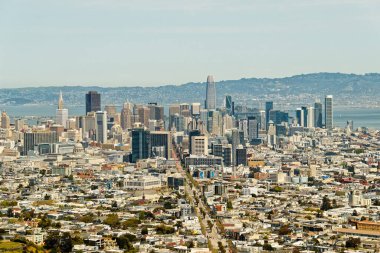 SAN FRANCISCO, CALIFORNIA - 25 Nisan 2023: San Francisco, Amerika Birleşik Devletleri 'nin en kalabalık 13. şehridir ve serin yazları, sis, yuvarlanan tepeler, eklektik mimari karışımı ve simgeleriyle tanınır.