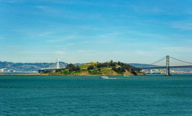 SAN FRANCISCO, CALIFORNIA - 25 Nisan 2023: Alcatraz maksimum güvenlikli bir federal hapishaneydi. 1850 'lerden beri bir kalenin bulunduğu hapishane, 1910' da bir Amerikan askeri hapishanesi olarak inşa edildi..