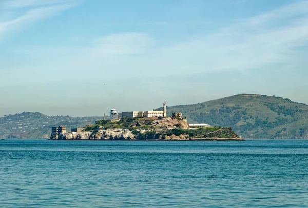 SAN FRANCISCO, CALIFORNIA - 25 Nisan 2023: Alcatraz maksimum güvenlikli bir federal hapishaneydi. 1850 'lerden beri bir kalenin bulunduğu hapishane, 1910' da bir Amerikan askeri hapishanesi olarak inşa edildi..