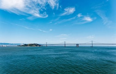 SAN FRANCISCO, CALIFORNIA - 25 Nisan 2023: Alcatraz maksimum güvenlikli bir federal hapishaneydi. 1850 'lerden beri bir kalenin bulunduğu hapishane, 1910' da bir Amerikan askeri hapishanesi olarak inşa edildi..