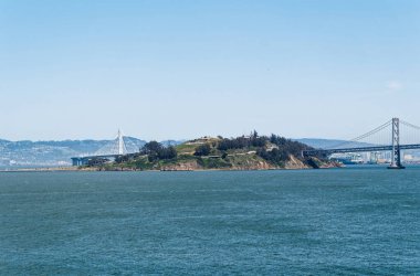 SAN FRANCISCO, CALIFORNIA - 25 Nisan 2023: Alcatraz maksimum güvenlikli bir federal hapishaneydi. 1850 'lerden beri bir kalenin bulunduğu hapishane, 1910' da bir Amerikan askeri hapishanesi olarak inşa edildi..