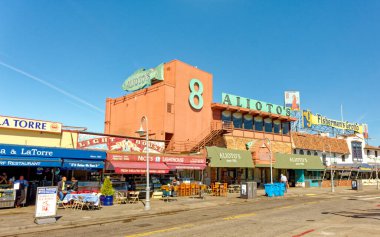 SAN FRANCISCO, CALIFORNIA - 25 Nisan 2023: San Francisco, Amerika Birleşik Devletleri 'nin en kalabalık 13. şehridir ve serin yazları, sis, yuvarlanan tepeler, eklektik mimari karışımı ve simgeleriyle tanınır.