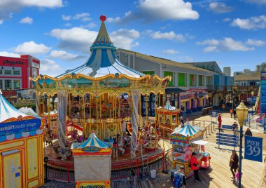 SAN FRANCISCO, CALIFORNIA - 25 Nisan 2023: San Francisco, Amerika Birleşik Devletleri 'nin en kalabalık 13. şehridir ve serin yazları, sis, yuvarlanan tepeler, eklektik mimari karışımı ve simgeleriyle tanınır.