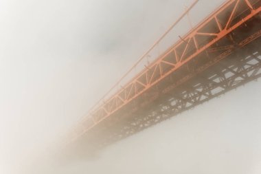 SAN FRANCISCO, CALIFORNIA - 24 Nisan 2023: The Golden Gate Bridge Frommers seyahat rehberinde muhtemelen dünyanın en güzel, kesinlikle en çok fotoğraflanmış köprüsü olarak tanımlanmıştır.