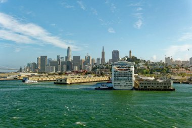 SAN FRANCISCO, CALIFORNIA - 25 Nisan 2023: San Francisco, Amerika Birleşik Devletleri 'nin en kalabalık 13. şehridir ve serin yazları, sis, yuvarlanan tepeler, eklektik mimari karışımı ve simgeleriyle tanınır.