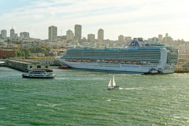 SAN FRANCISCO, CALIFORNIA - 25 Nisan 2023: San Francisco, Amerika Birleşik Devletleri 'nin en kalabalık 13. şehridir ve serin yazları, sis, yuvarlanan tepeler, eklektik mimari karışımı ve simgeleriyle tanınır.