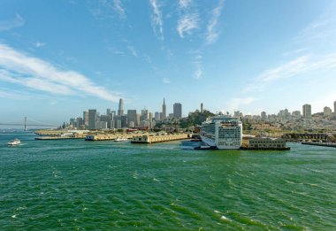 SAN FRANCISCO, CALIFORNIA - 25 Nisan 2023: San Francisco, Amerika Birleşik Devletleri 'nin en kalabalık 13. şehridir ve serin yazları, sis, yuvarlanan tepeler, eklektik mimari karışımı ve simgeleriyle tanınır.