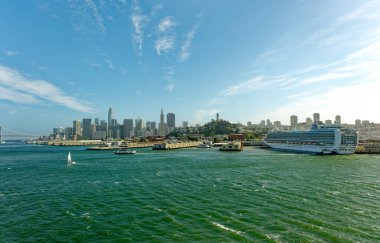 SAN FRANCISCO, CALIFORNIA - 25 Nisan 2023: San Francisco, Amerika Birleşik Devletleri 'nin en kalabalık 13. şehridir ve serin yazları, sis, yuvarlanan tepeler, eklektik mimari karışımı ve simgeleriyle tanınır.