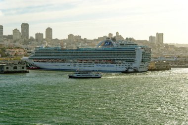 SAN FRANCISCO, CALIFORNIA - 25 Nisan 2023: San Francisco, Amerika Birleşik Devletleri 'nin en kalabalık 13. şehridir ve serin yazları, sis, yuvarlanan tepeler, eklektik mimari karışımı ve simgeleriyle tanınır.