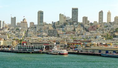 SAN FRANCISCO, CALIFORNIA - 25 Nisan 2023: San Francisco, Amerika Birleşik Devletleri 'nin en kalabalık 13. şehridir ve serin yazları, sis, yuvarlanan tepeler, eklektik mimari karışımı ve simgeleriyle tanınır.