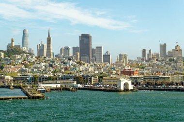 SAN FRANCISCO, CALIFORNIA - 25 Nisan 2023: San Francisco, Amerika Birleşik Devletleri 'nin en kalabalık 13. şehridir ve serin yazları, sis, yuvarlanan tepeler, eklektik mimari karışımı ve simgeleriyle tanınır.