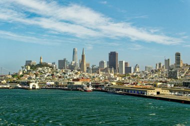 SAN FRANCISCO, CALIFORNIA - 25 Nisan 2023: San Francisco, Amerika Birleşik Devletleri 'nin en kalabalık 13. şehridir ve serin yazları, sis, yuvarlanan tepeler, eklektik mimari karışımı ve simgeleriyle tanınır.