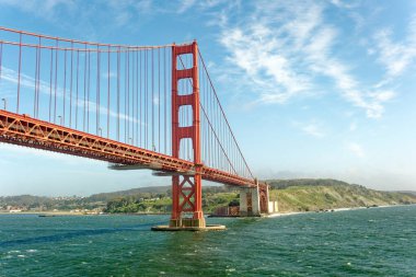 SAN FRANCISCO, CALIFORNIA - 24 Nisan 2023: The Golden Gate Bridge Frommers seyahat rehberinde muhtemelen dünyanın en güzel, kesinlikle en çok fotoğraflanmış köprüsü olarak tanımlanmıştır.