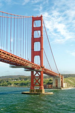 SAN FRANCISCO, CALIFORNIA - 24 Nisan 2023: The Golden Gate Bridge Frommers seyahat rehberinde muhtemelen dünyanın en güzel, kesinlikle en çok fotoğraflanmış köprüsü olarak tanımlanmıştır.