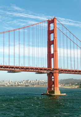 SAN FRANCISCO, CALIFORNIA - 24 Nisan 2023: The Golden Gate Bridge Frommers seyahat rehberinde muhtemelen dünyanın en güzel, kesinlikle en çok fotoğraflanmış köprüsü olarak tanımlanmıştır.