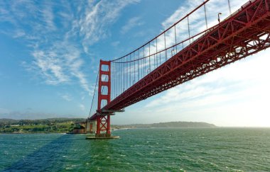 SAN FRANCISCO, CALIFORNIA - 24 Nisan 2023: The Golden Gate Bridge Frommers seyahat rehberinde muhtemelen dünyanın en güzel, kesinlikle en çok fotoğraflanmış köprüsü olarak tanımlanmıştır.