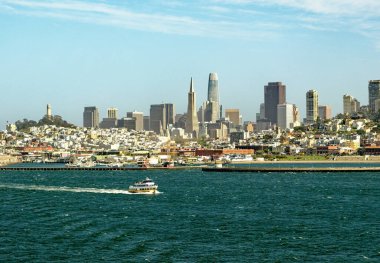 SAN FRANCISCO, CALIFORNIA - 25 Nisan 2023: San Francisco, Amerika Birleşik Devletleri 'nin en kalabalık 13. şehridir ve serin yazları, sis, yuvarlanan tepeler, eklektik mimari karışımı ve simgeleriyle tanınır.