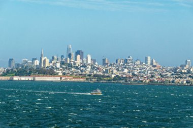 SAN FRANCISCO, CALIFORNIA - 25 Nisan 2023: San Francisco, Amerika Birleşik Devletleri 'nin en kalabalık 13. şehridir ve serin yazları, sis, yuvarlanan tepeler, eklektik mimari karışımı ve simgeleriyle tanınır.