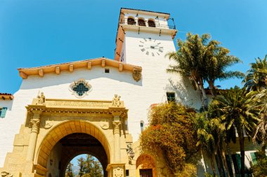 Santa Barbara, Kaliforniya 'nın Kaliforniya eyaletinde yer alan bir sahil kentidir. Popüler bir turist ve tatil beldesinin yanı sıra, şehir ekonomisi büyük bir hizmet sektörünü de içeriyor,