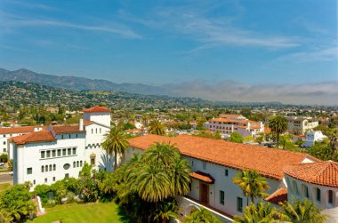 Santa Barbara, Kaliforniya 'nın Kaliforniya eyaletinde yer alan bir sahil kentidir. Popüler bir turist ve tatil beldesinin yanı sıra, şehir ekonomisi büyük bir hizmet sektörünü de içeriyor,