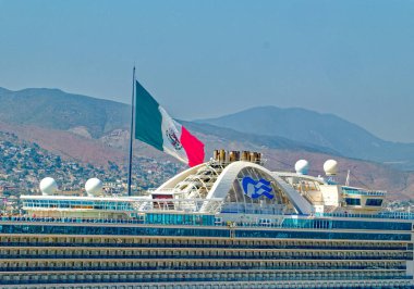 ENSENADA, MEXICO - 28 Nisan 2023: Princess Cruises Carnival Corporation 'ın sahibi olduğu ve merkezi Santa Clarita, Kaliforniya' da bulunan bir yolcu gemisidir..