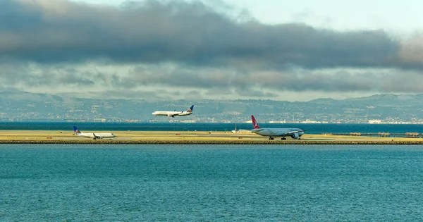 ロサンゼルス カリフォルニア州 2023年4月29日 Laxはロサンゼルスの主要空港であり 4つの米国のキャリア アラスカ アメリカ デルタ ユナイテッドがハブ空港として指定した唯一の空港です — ストック写真
