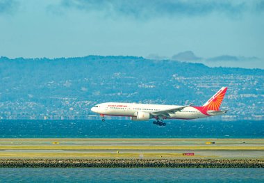 LOS ANGELES, CALIFORNIA - 29 Nisan 2023: LAX Los Angeles 'a hizmet veren birincil havaalanıdır ve dört Amerikan havayolu şirketi Alaska, Amerika, Delta ve United' ın merkez olarak belirlediği tek havaalanıdır.