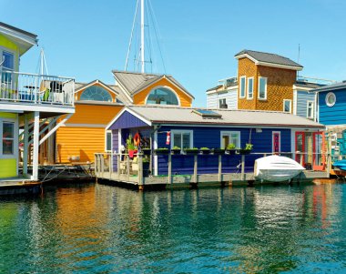 VICTORIA, BRITISH COLUMBIA - 2 Mayıs 2023: Balıkçı Rıhtımı çalışan balıkçı tekneleri, eğlence tekneleri, yüzen evler ve taze balık ve deniz ürünleri servis eden büfeleri ile benzersiz bir varış noktasıdır.